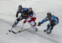 Bernhard Fechtig (Black Wings) und Andrew Jacob Kozek (Black Wings) gegen Andreas Kristler (EC RBS) (c) GEPA Roittner